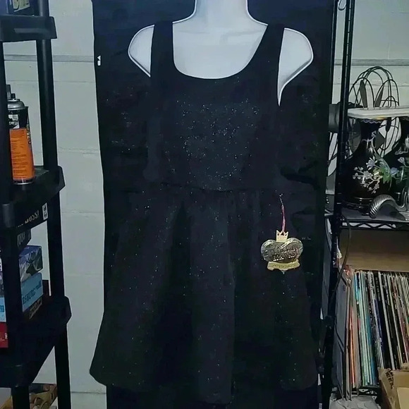 Vera Wang Princess Born to Rule Black dress with surface texture design - Picture 2 of 8